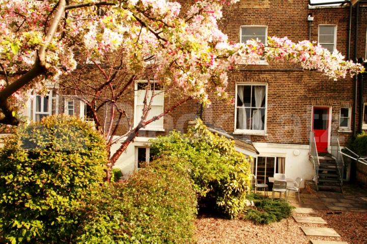 			LARGE 4 BED / 2 BATH!, 4 Bedroom, 1 bath, 1 reception Flat			 St Johns Villas, ARCHWAY